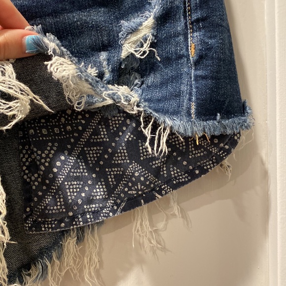 American Eagle Distressed Denim Short Short - Picture 3 of 4
